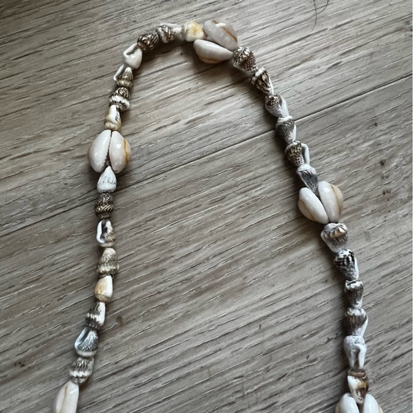 16” Shell Necklace - Picture 2 of 3